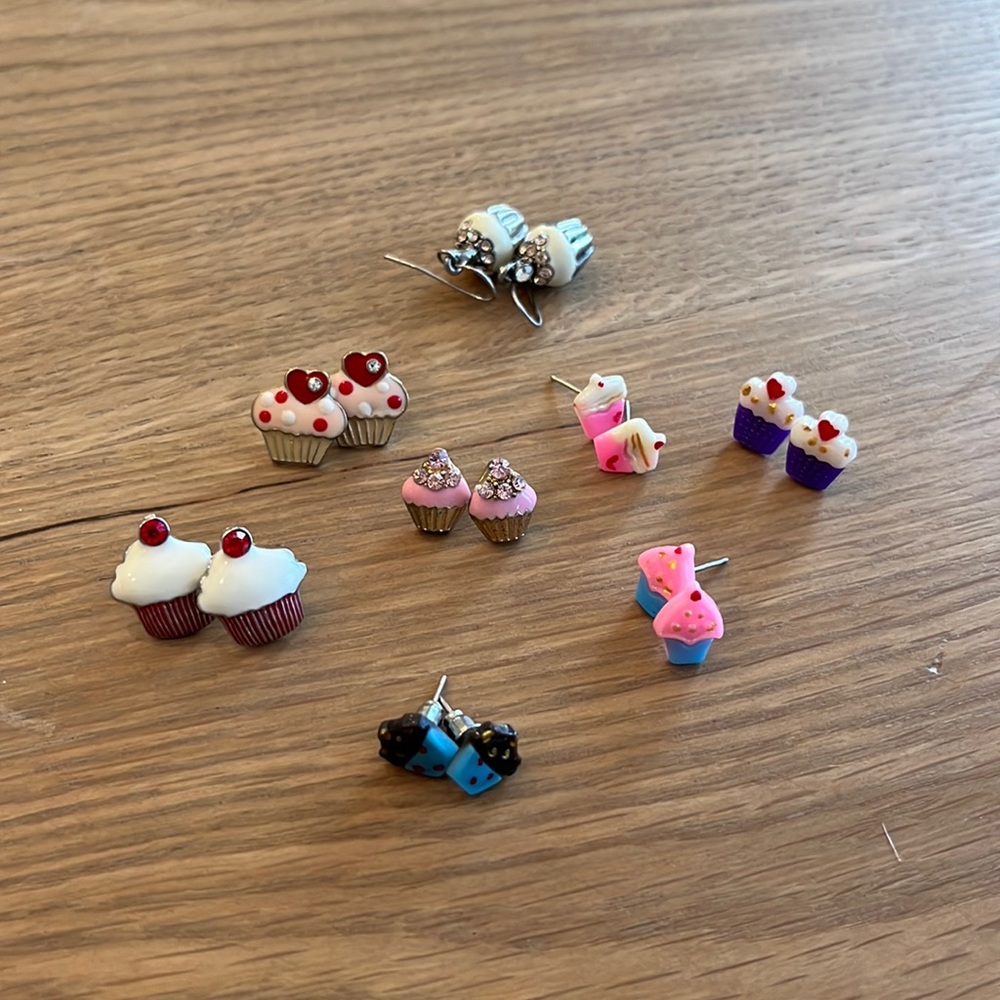 8 CUPCAKE earrings!! Perfect for the cupcake lover! Excellent condition!